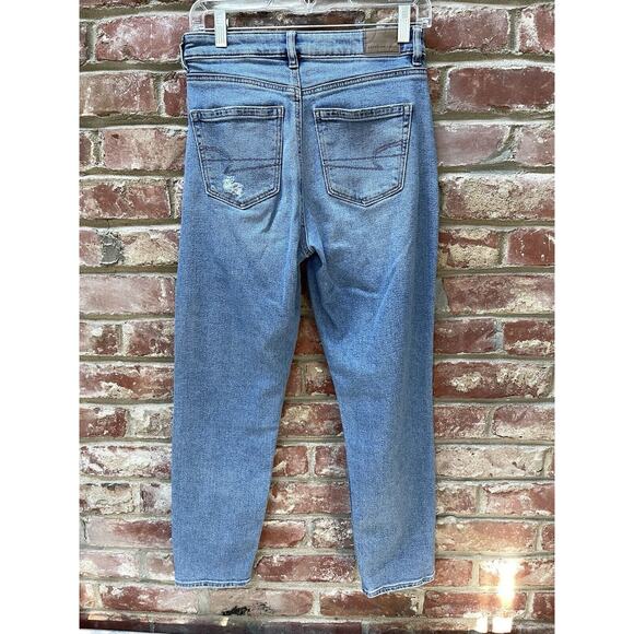 AMERICAN EAGLE AE Light Wash Denim Stretch Curvy Mom Jean Size 4 Short - Picture 2 of 9